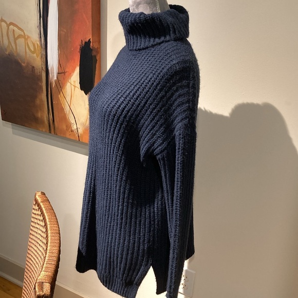Banana republic navy oversized turtleneck sweater, size small ￼ - Picture 4 of 7